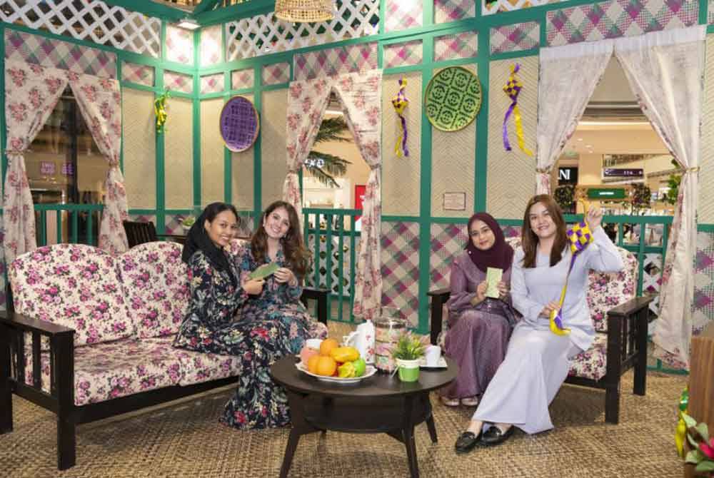 Sherina (dua dari kiri) duduk di ruang tamu rumah kampung dihiasi dekorasi yang menggamit nostalgia.