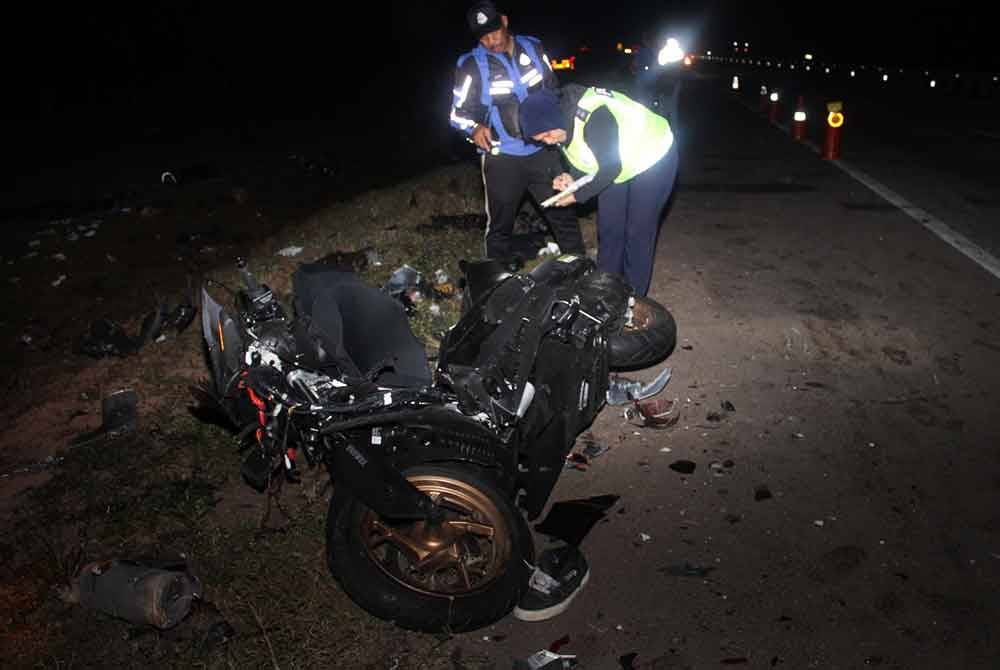 Keadaan motosikal yang terlibat nahas di Kilometer 111.4 Lebuh Raya Utara-Selatan arah utara. Foto PDRM