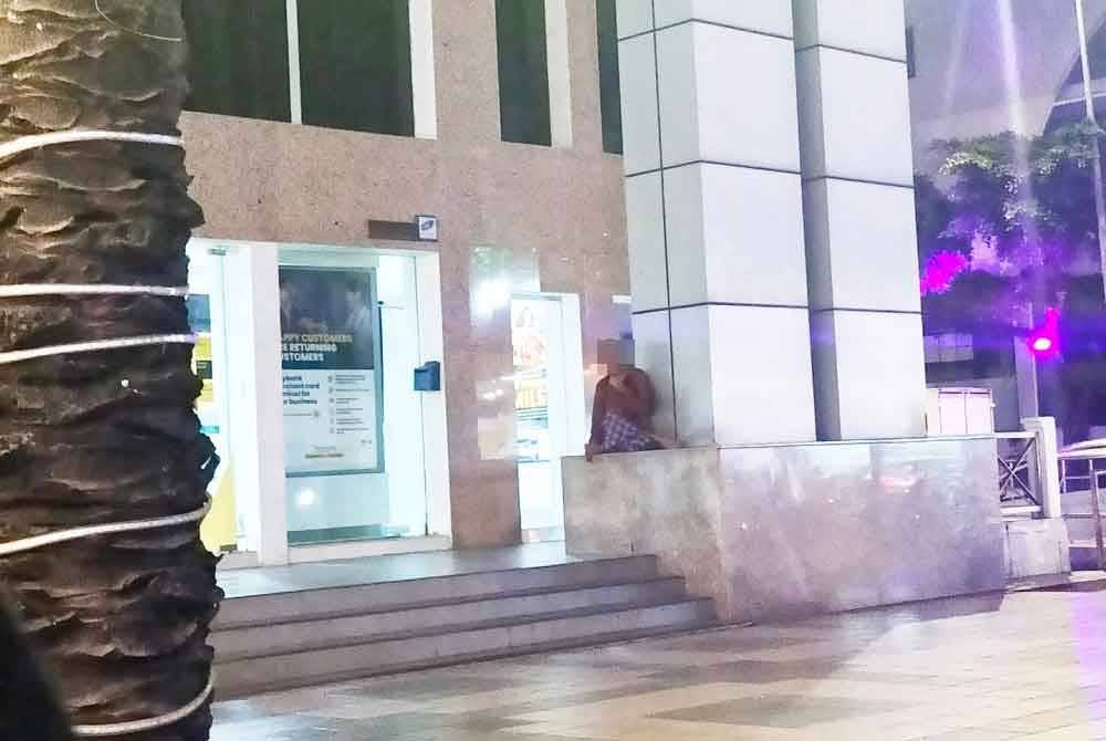 Pengemis warga emas dikesan duduk di hadapan bank dan berjalan dari meja ke meja pelanggan untuk meraih simpati orang ramai.