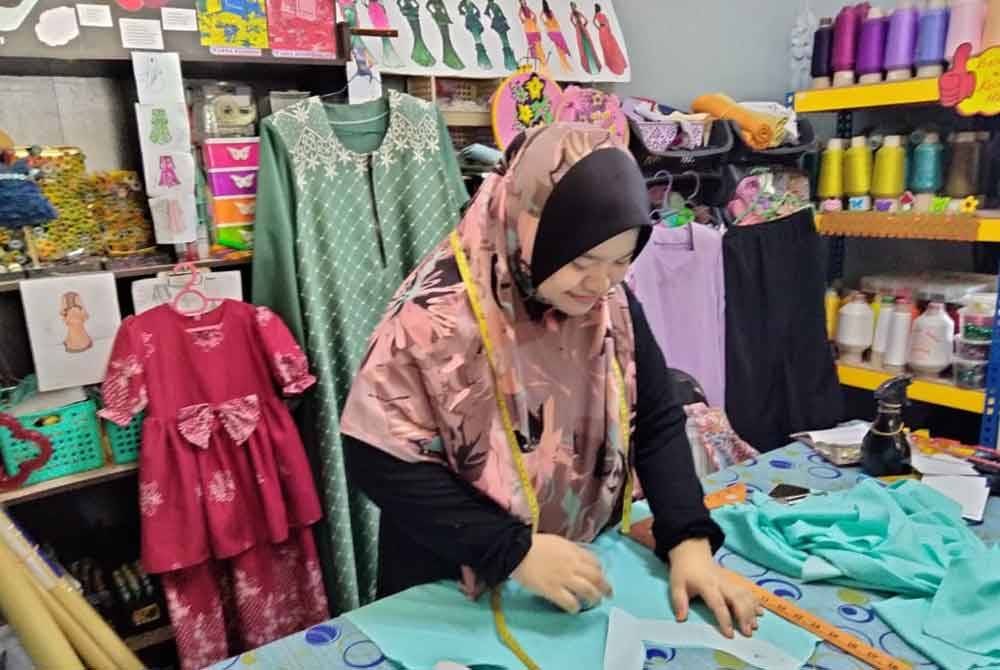 Siti Hajar Aisyah mengambil masa agak lama untuk menyiapkan sepasang baju bagi memastikan setiap inci jahitan kemas dan memberi kepuasan kepada pelanggan.