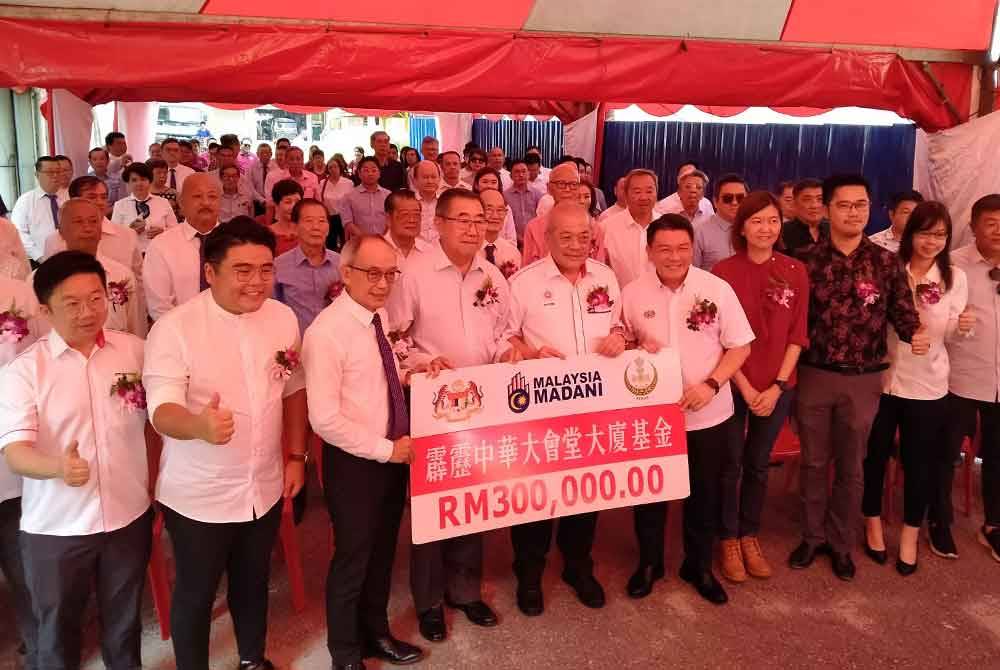 Kor Ming (lima dari kanan) turut menyampaikan sumbangan RM300,000 kepada Dewan Perhimpunan Cina Perak sempena Majlis Pecah Tanah Bangunan Baharu Dewan Perhimpunan Cina Perak di Jalan Yeop Abdul Rani, pada Sabtu.