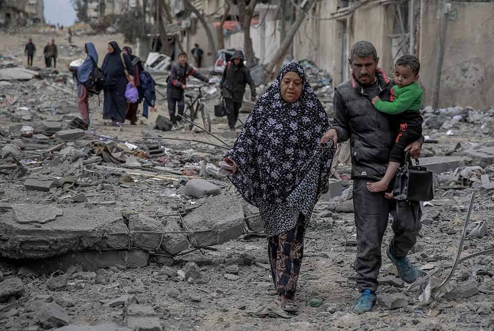 Penduduk Palestin meninggalkan kawasan itu selepas pengeboman Israel di tengah Bandar Gaza. Foto AFP