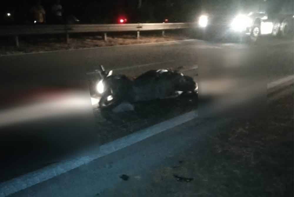 Seorang lelaki maut dipercayai digilis sebuah treler di kilometer 16.5 Lebuhraya Utara Selatan arah Selatan pada malam Jumaat. Foto pembaca