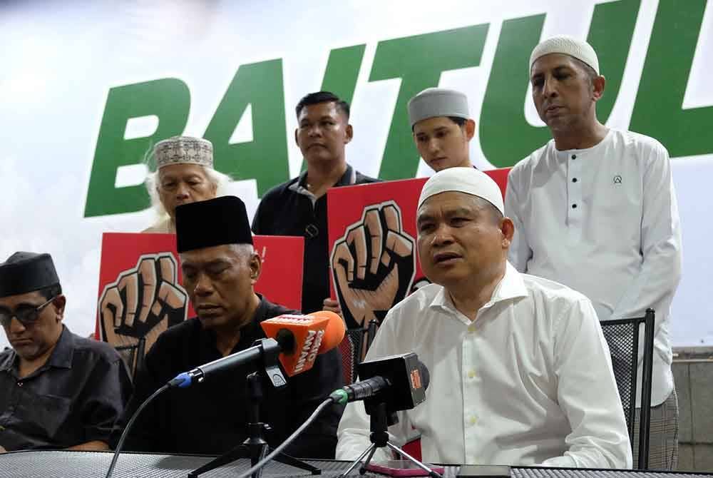 Mohamad Ali (tiga dari kiri) ketika sidang akhbar di Baitul Tariq, Klebang, Melaka pada malam Jumaat.