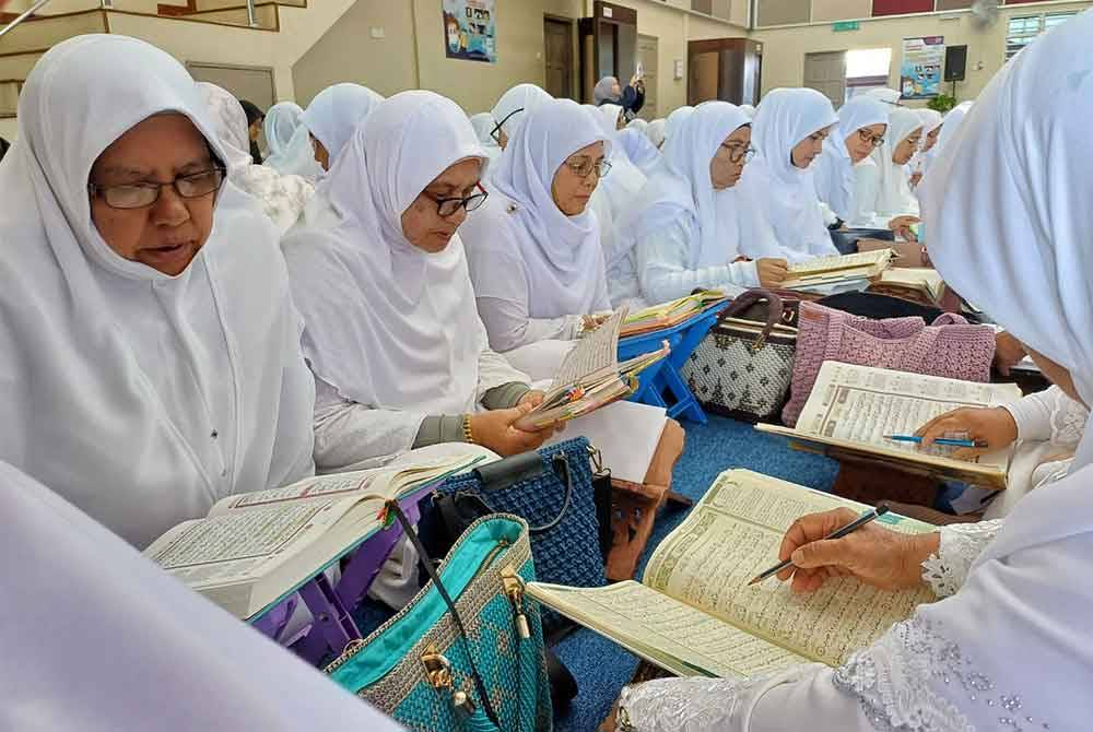 Sebahagian wanita DUN Inderapura yang terlibat dalam Majlis Tadarus dan Mahabbah Al-Quran pada Sabtu.