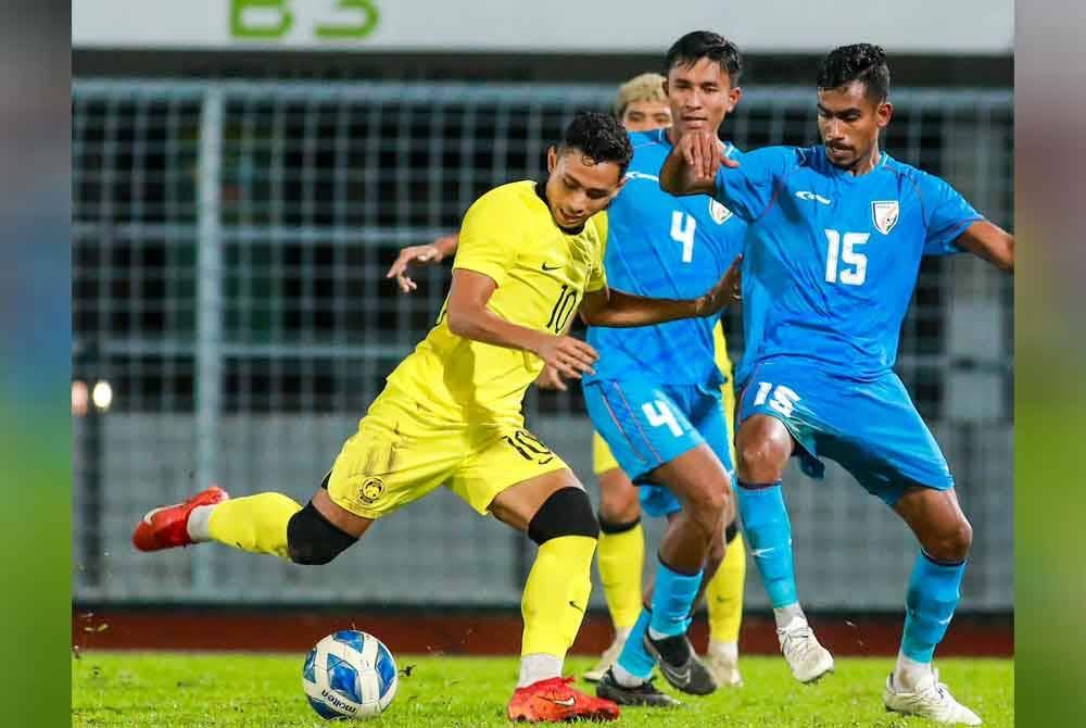 Pemain Harimau Muda dikawal pemain India pada aksi persahabatan tertutup di Stadium Bolasepak Kuala Lumpur, malam tadi. Foto Facebook FAM