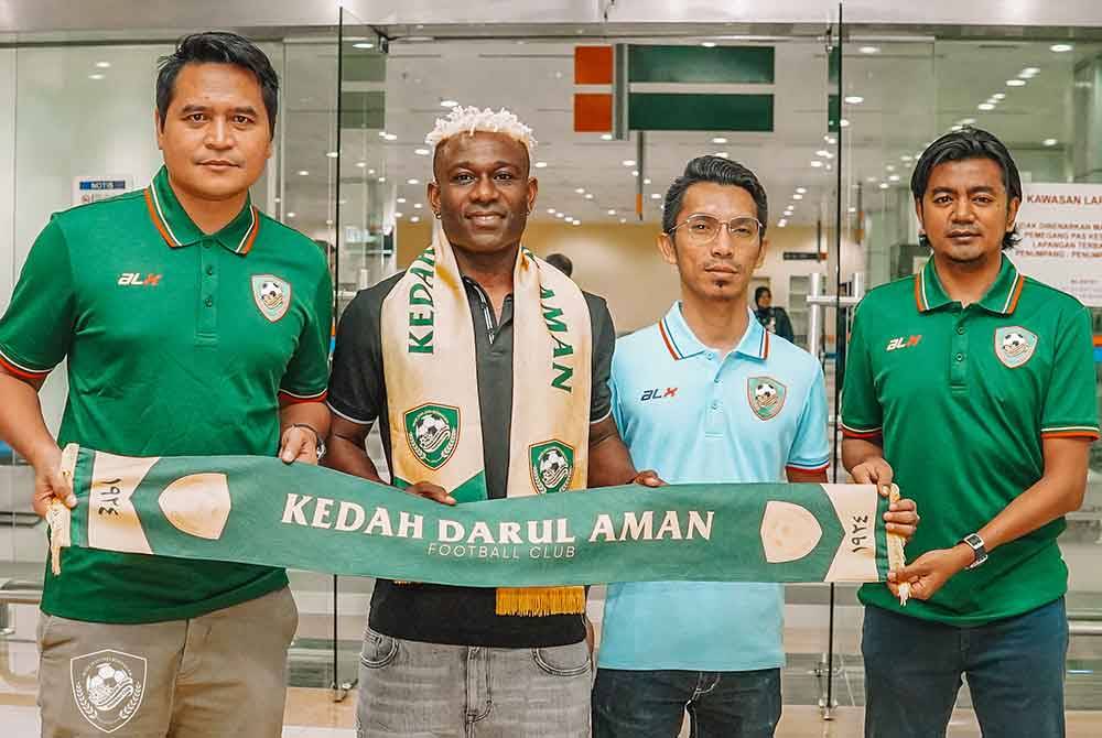 Dari kiri: Nafuzi, Norde, Shahrul dan Fauzi di Lapangan Terbang Sultan Abdul Halim (LTSAH) Kepala Batas, Alor Setar pada petang Jumaat. Foto KDA FC