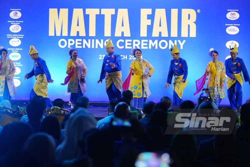 Persembahan sempena pembukaan MATTA Fair 2024 di Pusat Pameran dan Dagangan Antarabangsa Malaysia (MITEC) pada Sabtu. Foto Sinar Harian-MOHD HALIM ABDUL WAHID