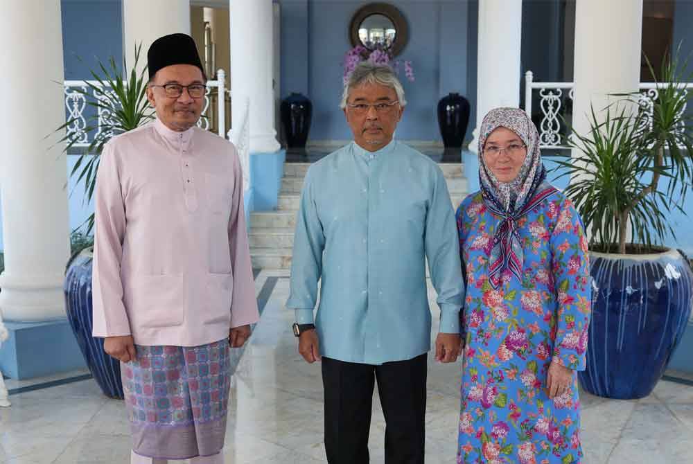 Sultan Pahang Al-Sultan Abdullah Ri'ayatuddin Al-Mustafa Billah Shah dan Tengku Ampuan Pahang Tunku Azizah Aminah Maimunah Iskandariah berkenan bergambar kenangan bersama Perdana Menteri Datuk Seri Anwar Ibrahim di Istana Abdulaziz, di sini sempena lawatan beliau ke negeri ini. Foto Bernama