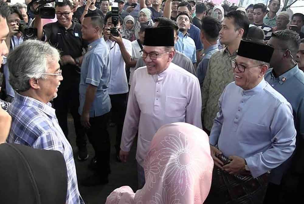 Al-Sultan Abdullah 'bertembung' Anwar di Bazar Ramadan Mahkota Square di Kuantan pada Sabtu.