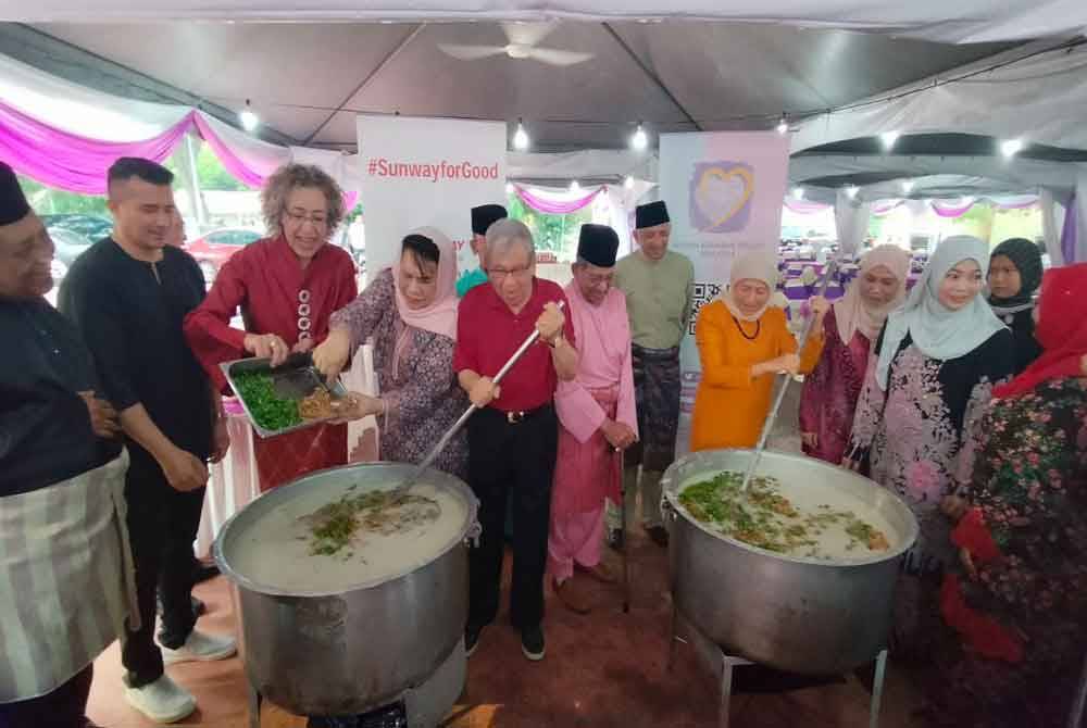 Nancy (empat dari kanan) bersama tetamu khas lain memasak bubur lambuk sempena Program Sinar Ramadan Kumpulan Sunway yang diadakan di Wisma Anak-Anak Yatim Perempuan Pulau Pinang, di Jalan Scotland pada Sabtu.