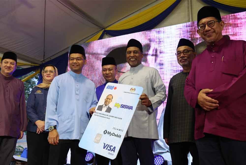 Menteri Pendidikan Tinggi Datuk Seri Diraja Dr Zambry Abdul Kadir melancarkan Kad MySiswa pada program Semarak Ramadan KPT@UniMAP di Kampus Alam UniMAP Pauh Putra di sini pada Sabtu. Foto Bernama