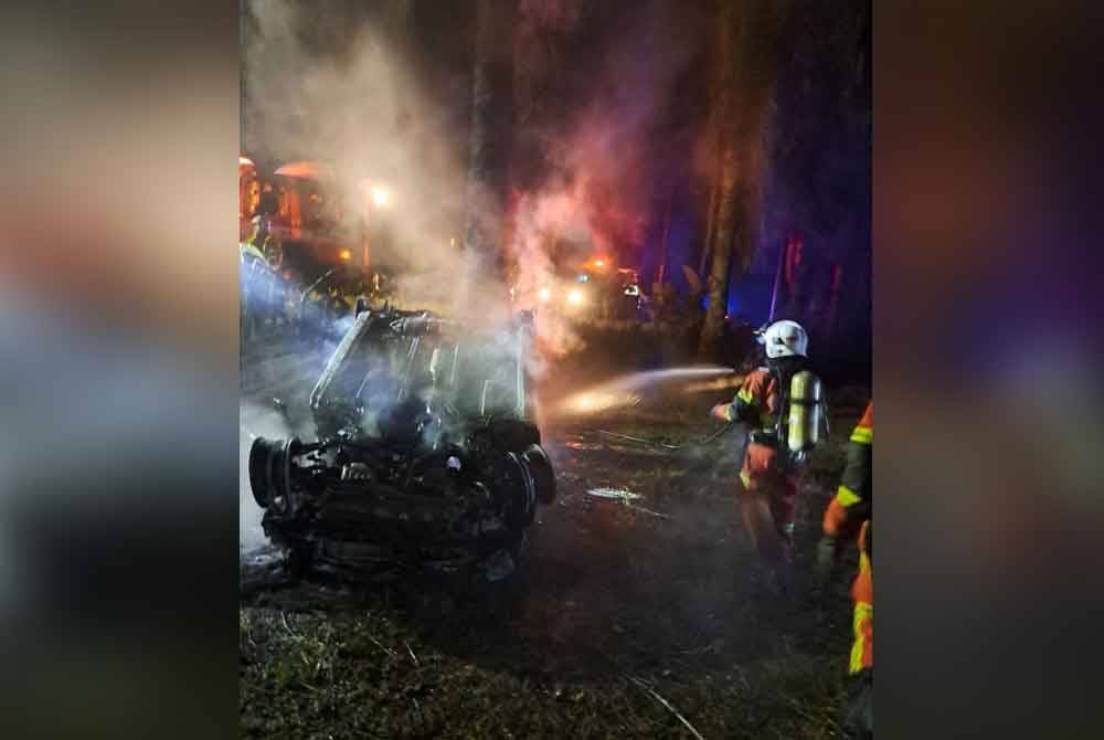 Anggota bomba dan penyelamat bertungkus-lumus memadam kebakaran yang mengorbankan seorang lelaki di di Kilometer 23.5 Jalan Changkat Jong-Bidor, dekat Kampung Ayer Hitam, di sini, pada Sabtu.