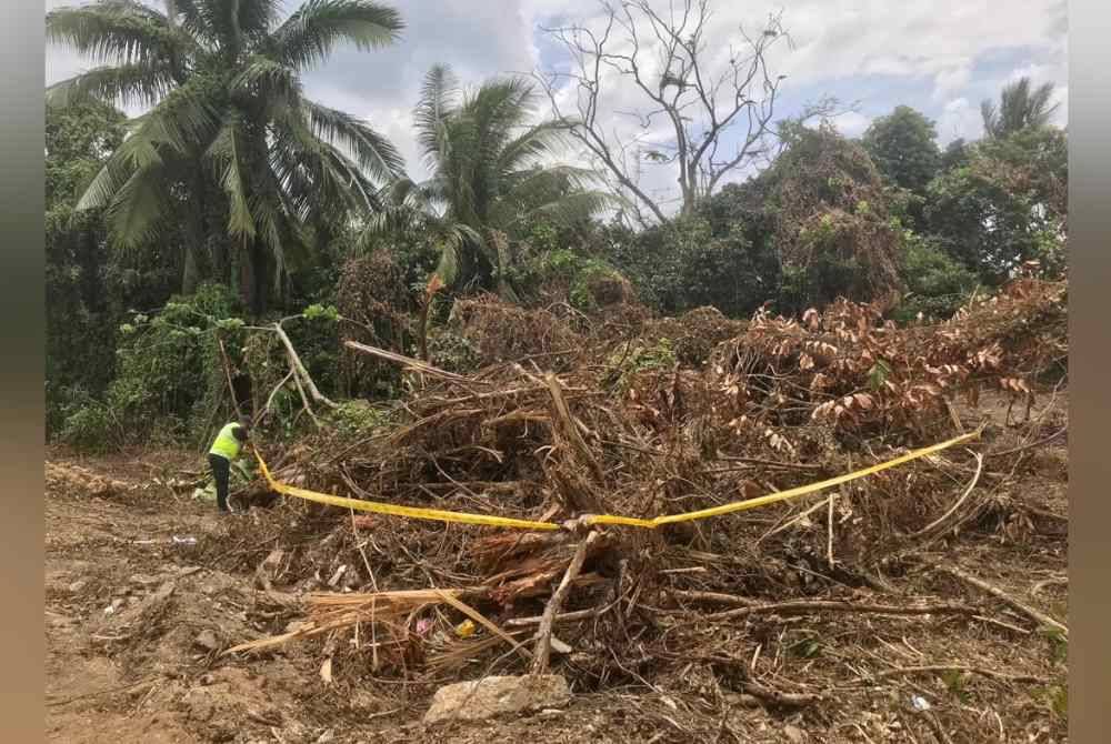 Pegawai JAS memeriksa kawasan yang didapati ada pembakaran terbuka. Foto JAS