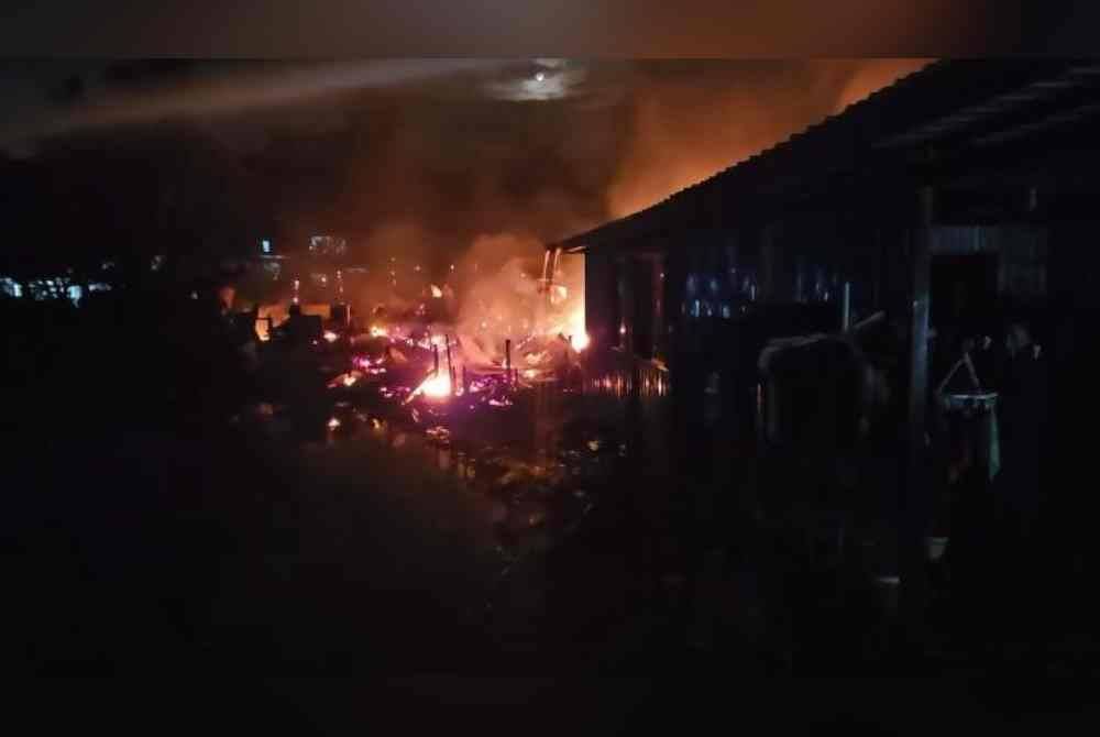 Tiada mangsa cedera atau kemalangan jiwa dilaporkan dalam kebakaran 10 rumah di Kampung Likas awal pagi Ahad. Foto media sosial