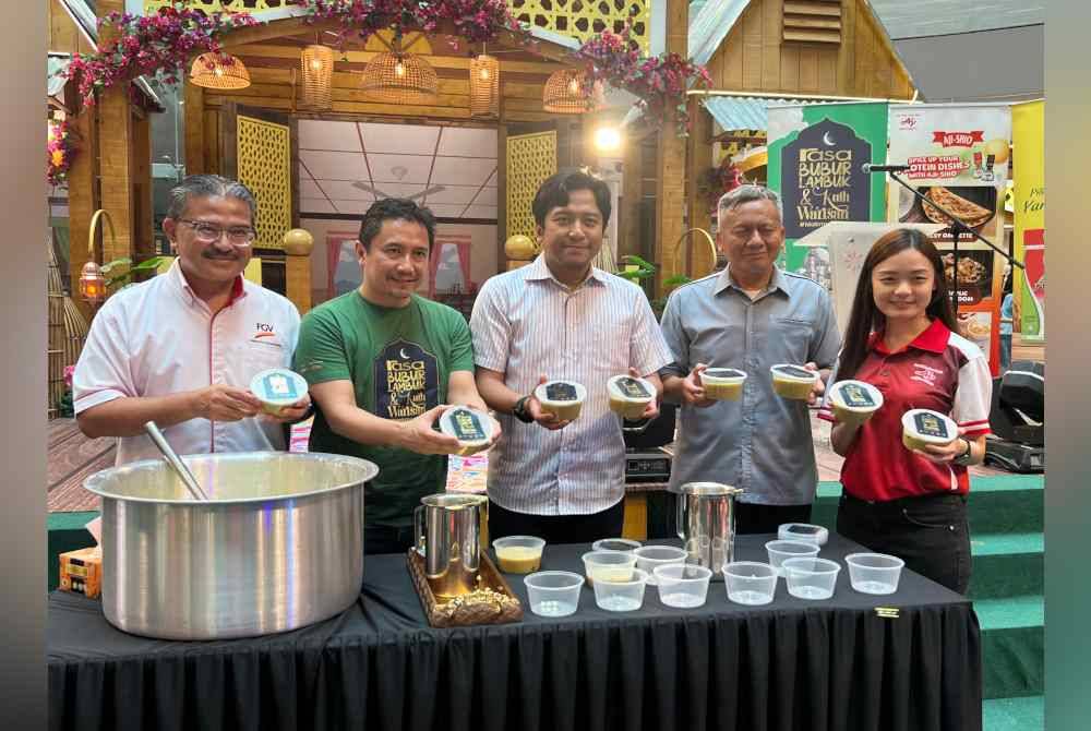 Dari kiri: Abdul Razak, Syamil Fahim, Mohd Najwan, Madiyan dan Mei Jen ketika program edaran bubuk lambuk dan kuih warisan Majalah Rasa di sebuah pusat beli-belah di Shah Alam pada Sabtu.