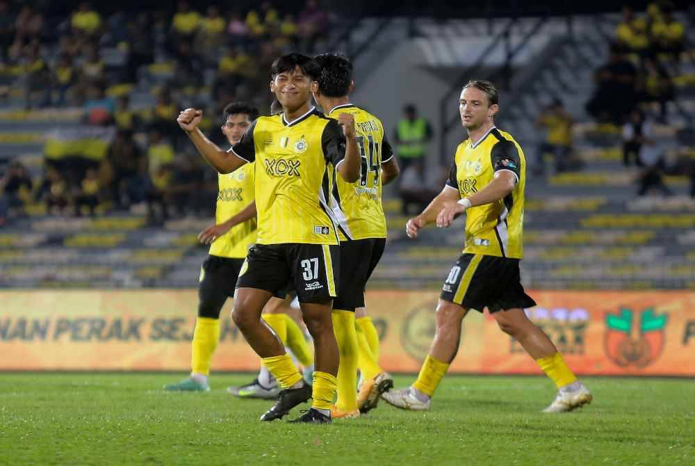 Muhammad Harith meraikan jaringan penalti ketika separuh masa pertama semasa aksi persahabatan Perak menentang Geylang International FC di Stadium Perak pada Sabtu.