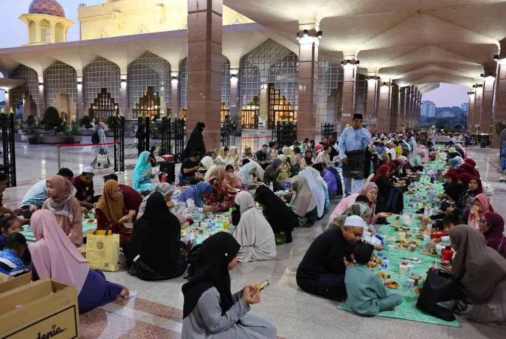 Seramai 300 individu bukan Muslim menyertai Majlis Iftar di Masjid Putra Putrajaya pada Sabtu. Foto Bernama