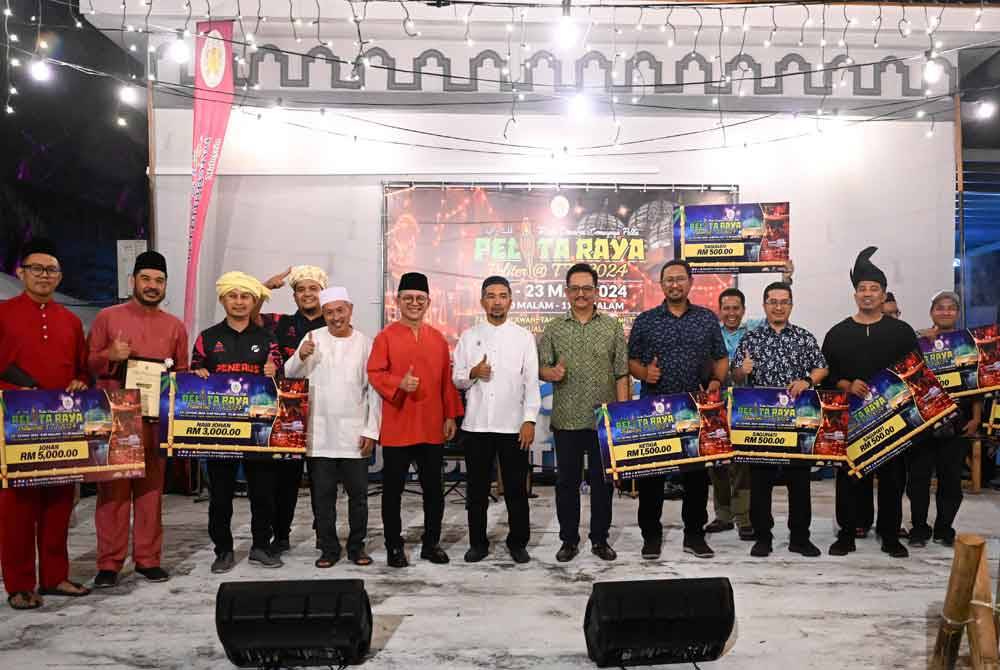 Razali (enam dari kiri) menyampaikan hadiah kepada pemenang pertandingan Pelita Raya Terengganu (Peliter @TTI). FOTO : Urusetia Penerangan Darul Iman (UPDI).