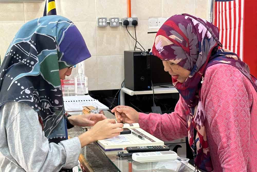 Orang ramai mengambil kesempatan mendaftar PADU.