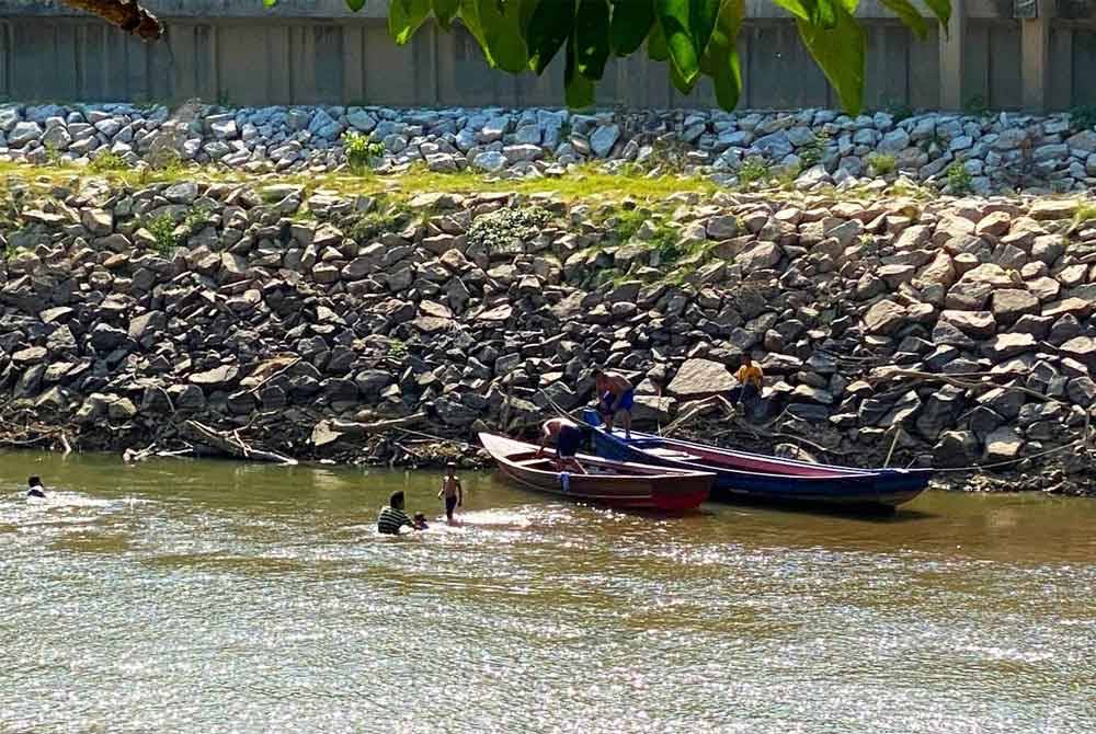 Jika hari biasa kawasan tersebut menjadi tarikan orang ramai yang mengambil kesempatan bermain air disebabkan ia cetek.