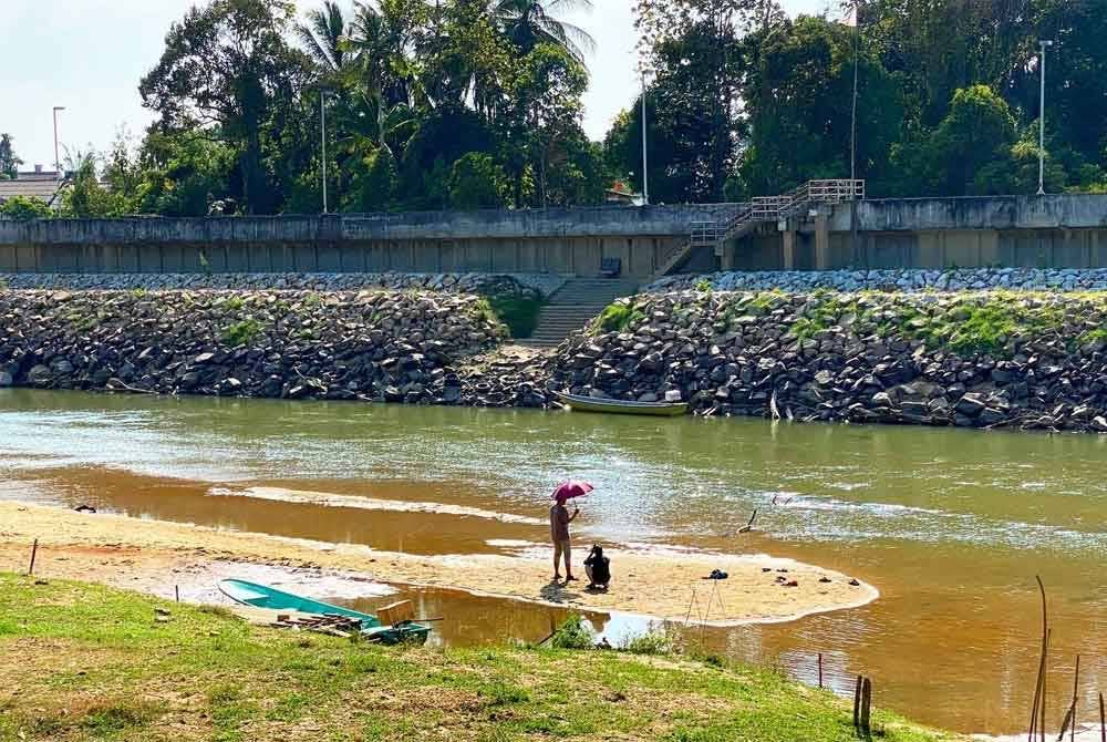 Jika hari biasa kawasan tersebut menjadi tarikan orang ramai yang mengambil kesempatan bermain air disebabkan ia cetek.