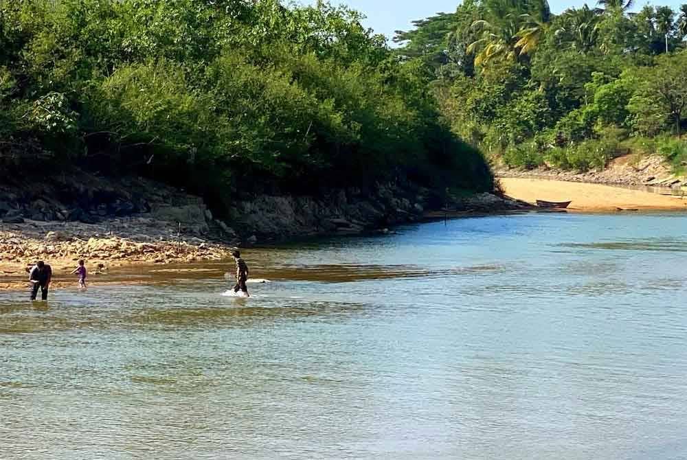 Situasi itu menyebabkan penduduk setempat hanya perlu berjalan kaki untuk ke Thailand berbanding menggunakan bot sebelum ini.