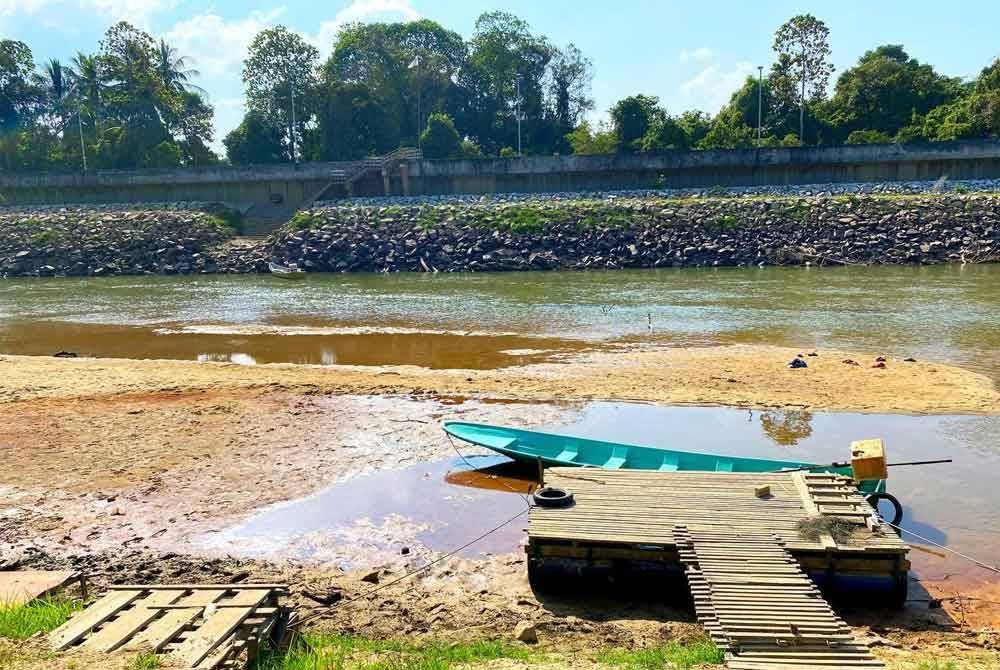 Tinjauan Sinar Harian mendapati paras air sungai itu mulai kering sejak dua minggu lalu akibat kemarau sekali gus menyaksikan beting pasir mulai timbul.