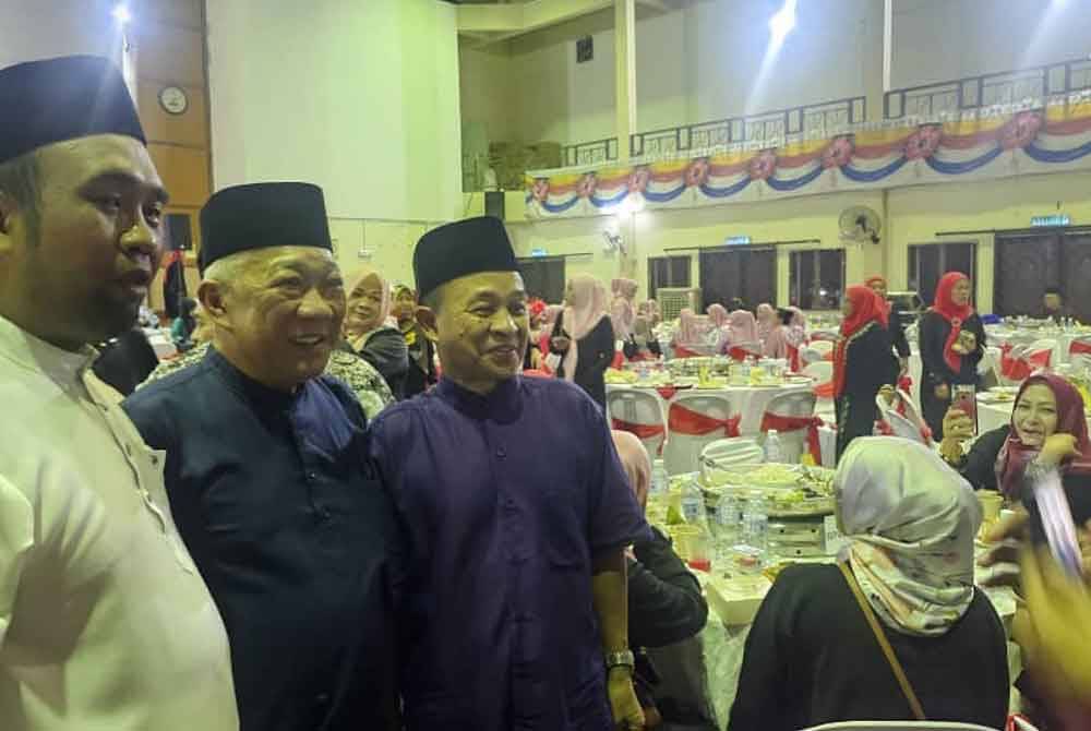 Bung Moktar beramah mesra bersama tetamu yang hadir pada Majlis Berbuka Bersama UMNO Zon 3 di Dewan Masyarakat di Papar.