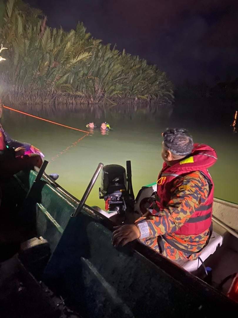 Anggota keselamatan berusaha mencari mangsa yang dipercayai terjatuh ke dalam Sungai Kerak, di Marang dalam kejadian malam Sabtu.- Foto: Bomba