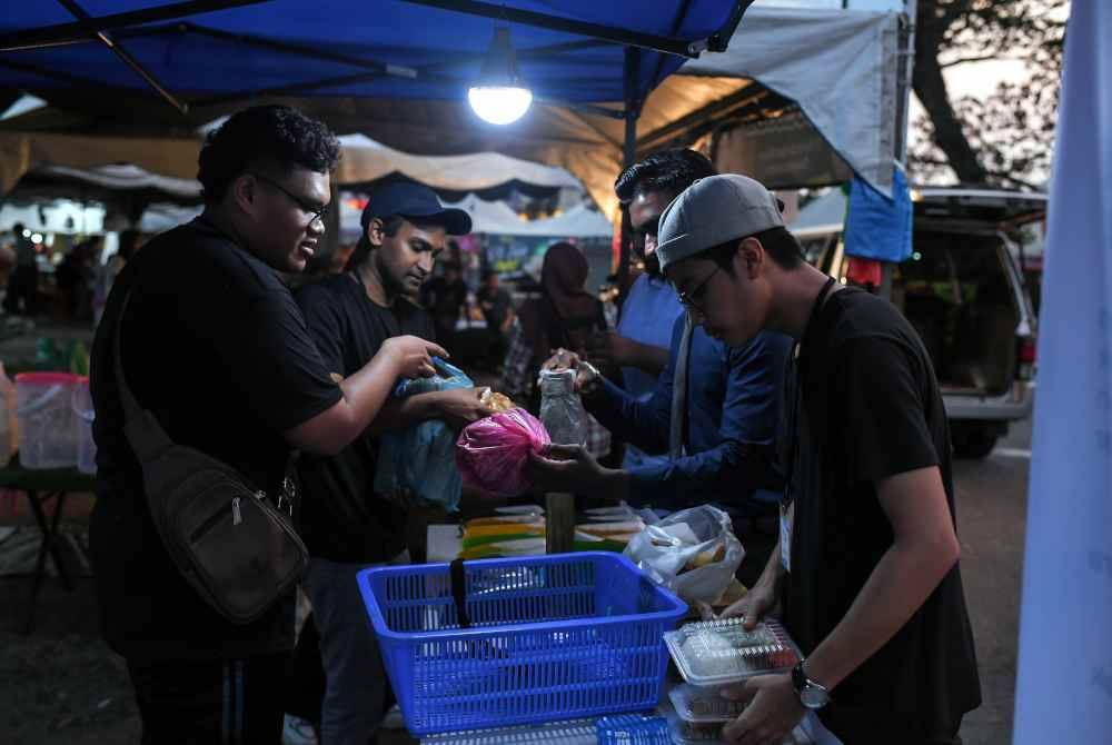 Sebahagian sukarelawan mengasingkan makanan dan minuman yang disumbangkan oleh peniaga pada program MySaveFood@Ramadan 2024 di Bazar Ramadan Taman Ria. Foto Bernama