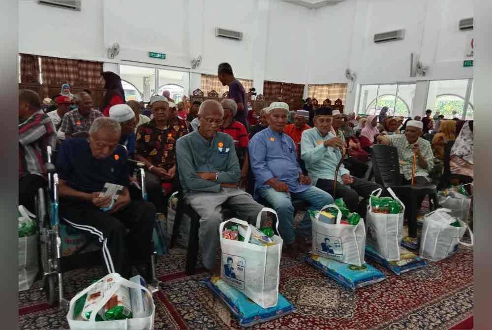 Antara individu yang hadir menerima sumbangan berkenaan.