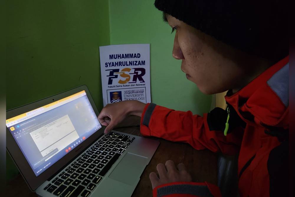 Muhammad Syahrulnizam mengikuti kelas pembelajaran secara dalam talian.