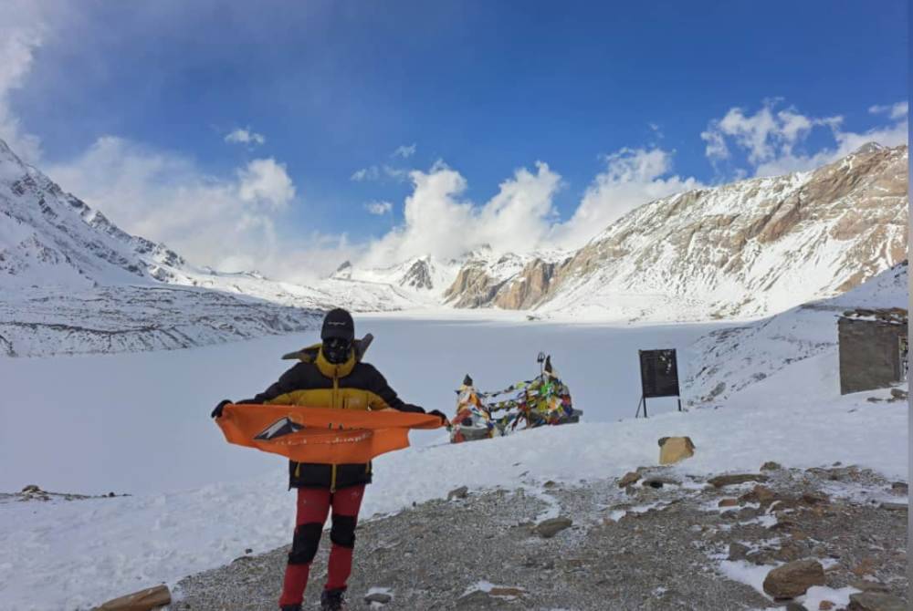 Muhammad Syahrulnizam berjaya menjalani latihan altitud tinggi gunung salji di Banjaran Himalaya.