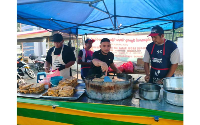 Seorang peniaga martabak menggunakan gas memasak Petron Gasul untuk menyediakan juadah kepada pelanggan di Bazar Ramadan Peringgit, Melaka.