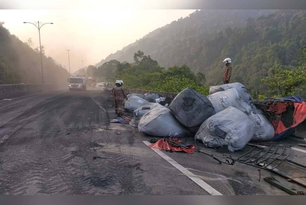 Kerja-kerja pembersihan dilakukan anggota bomba di lokasi kejadian. Foto JBPM Perak