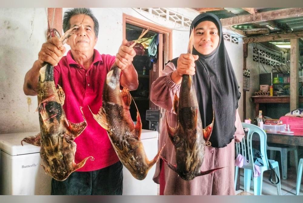 Ery dan Zuriah bersama tangkapan ikan kenerak.