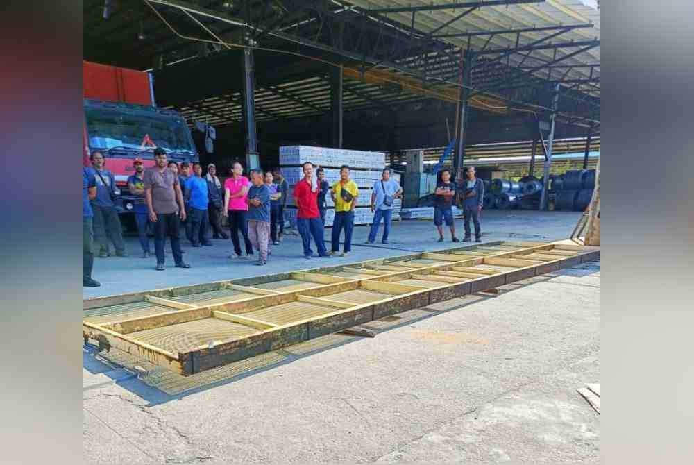 Keadaan pagar besi berukuran 3.04 x 6.09 meter yang terbalik dan menghempap mangsa.sa.