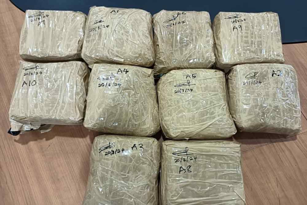 Rampasan membabitkan dadah disyaki syabu yang ditemui dalam sebuah bot nelayan. Foto JKDM