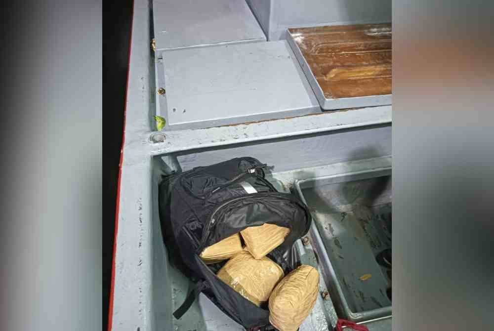 Keadaan bungkusan disyaki mengandungi dadah ditemukan tersembunyi dalam ruang simpanan bot. Foto JKDM