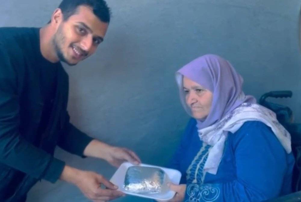 RAKYAT Palestin terutamanya yang tinggal di kem Deir el Balah dan kem Nusairat menerima pek makanan hasil sumbangan rakyat Malaysia.