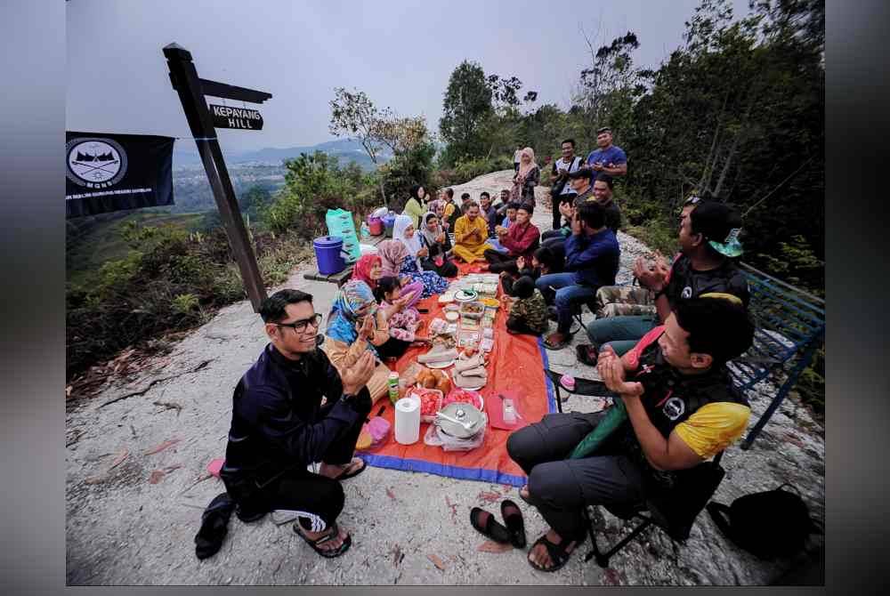 Aktiviti berbuka puasa di atas puncak Bukut Kepayang merupakan salah satu cara PMGNS mengekalkan stamina malim gunung sepanjang bulan Ramadan.