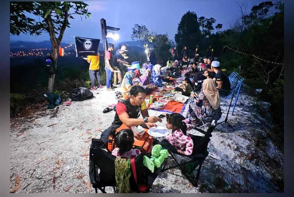 Kemeriahan berbuka puasa di atas puncak Bukut Kepayang dengan pelbagai juadah yang dibawa bersama.