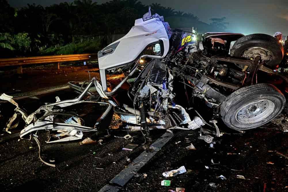 Keadaan lori Isuzu satu tan yang remuk keseluruhan kenderaan setelah terlibat nahas di kilometer (KM) 329.8 Lebuh Raya Pantai Timur 2 (LPT2) awal pagi Isnin.