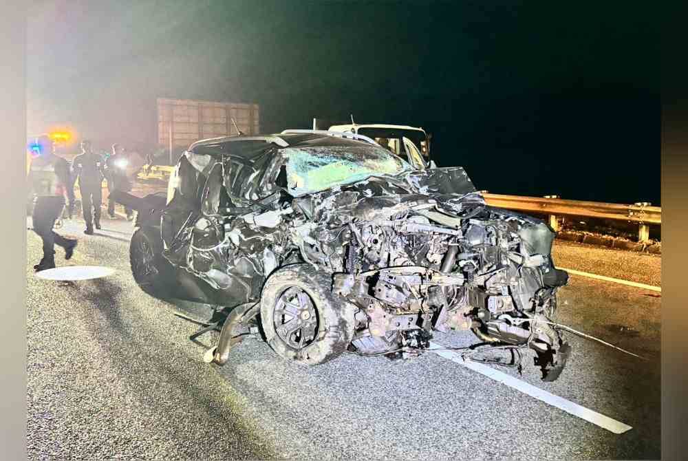 Keadaan Ford Ranger yang remuk setelah terlanggar lori muatan satu tan yang berada di lorong kanan jalan dalam kejadian di kilometer (KM) 329.8 Lebuh Raya Pantai Timur 2 (LPT2) arah Kuala Terengganu menghala ke Kuantan awal pagi Isnin.