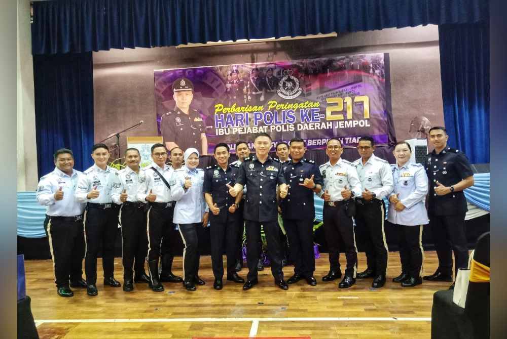 Chang Hook (tengah) ketika bergambar dengan anggota trafik IPD Jempol.