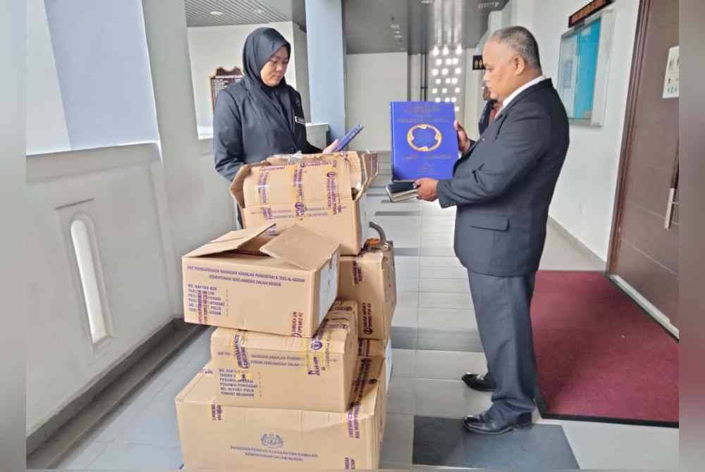 Al-Quran tanpa kelulusan Lembaga Pengawalan Dan Pelesenan Pencetakan Al-Quran, Kementerian Dalam Negeri (KDN) yang dirampas daripada OKS di Jalan Tengku Petra Semerak dua tahun lalu.