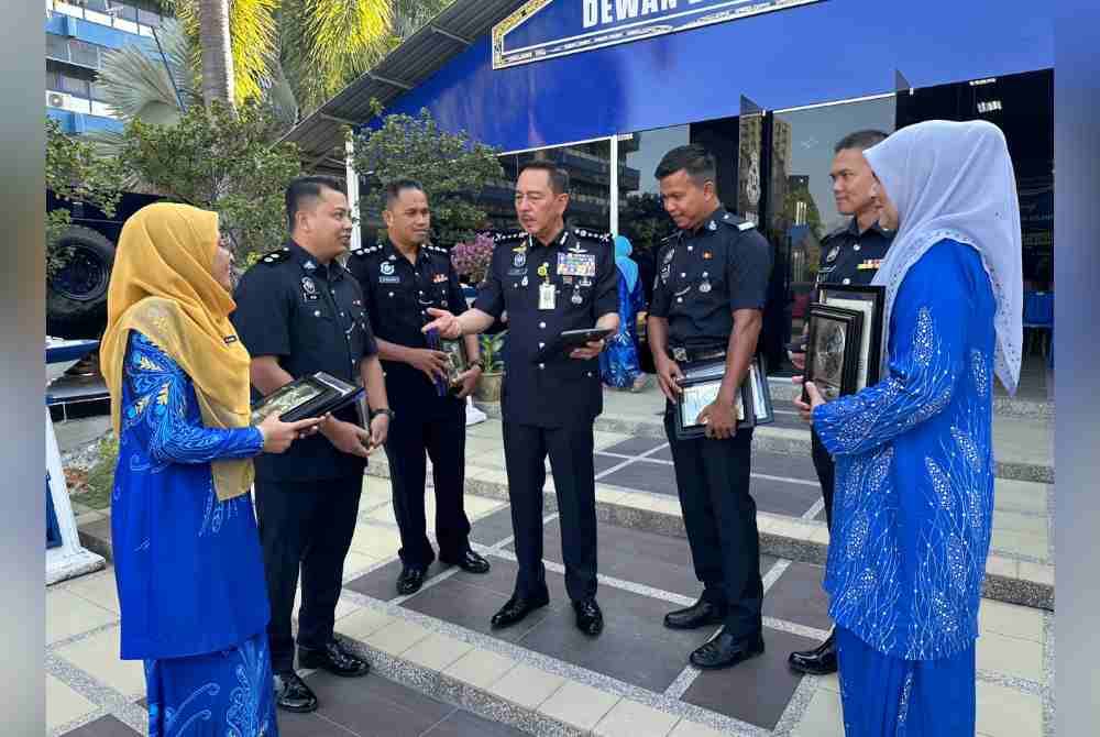 Muhamad Zaki (empat dari kiri) bermesra dengan kesemua penerima anugerah di IPK Kota Bharu pada Isnin.