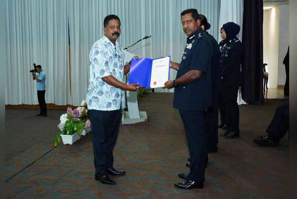 Hussein menyampaikan sijil penghargaan kepada petugas media Sempena Peringatan Hari Polis Ke-217 di IPK Selangor pada Isnin.