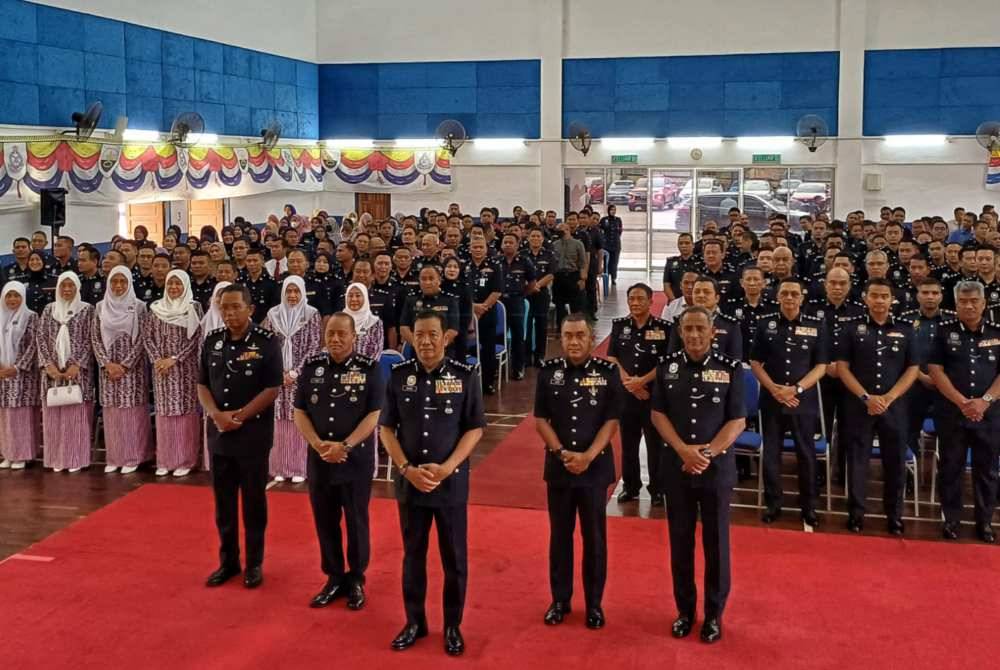Yahaya (tengah) bergambar selepas perhimpunan sempena sambutan peringatan Hari Polis ke-217 peringkat Kontinjen Pahang tahun ini di Dewan Badminton, Kompleks Logistik Polis Diraja Malaysia (PDRM) Alor Akar pada Isnin.